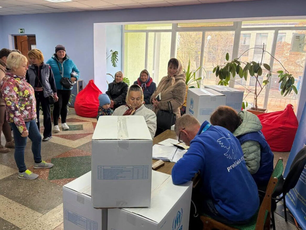 Жителям Котельви передали перші 98 наборів для підготовки осель до зими
