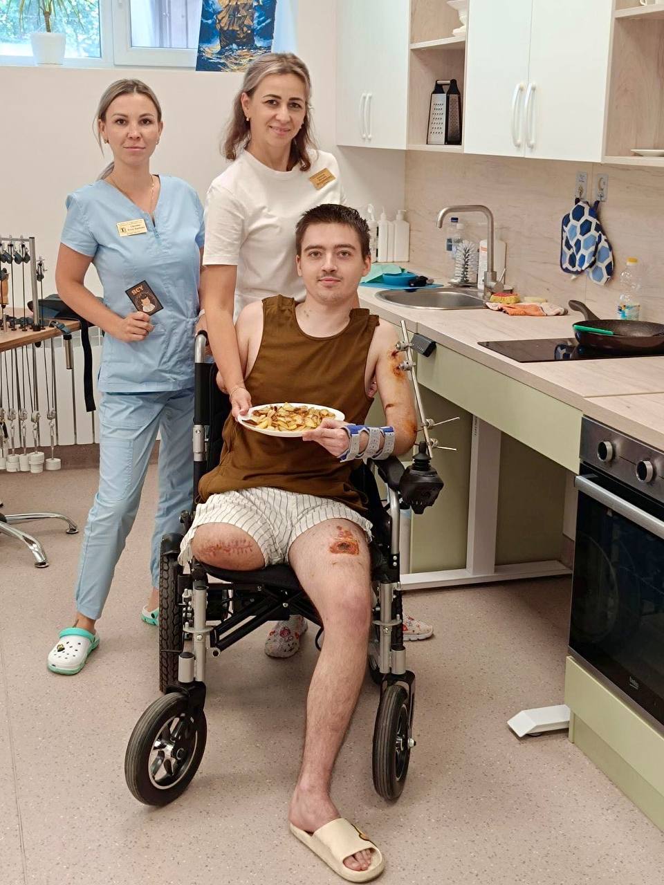 чоловік зі смаженою картоплею