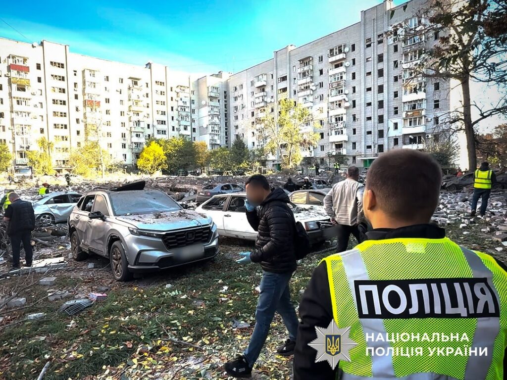 Кількість постраждалих унаслідок удару по Кременчуку зросла до дев’яти: рятувальні роботи тривають