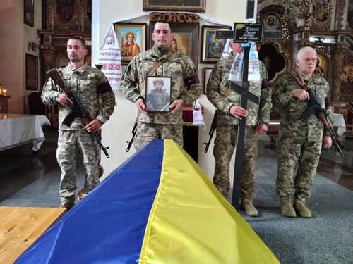 варта військовиків біля труни, накритої державним прапором