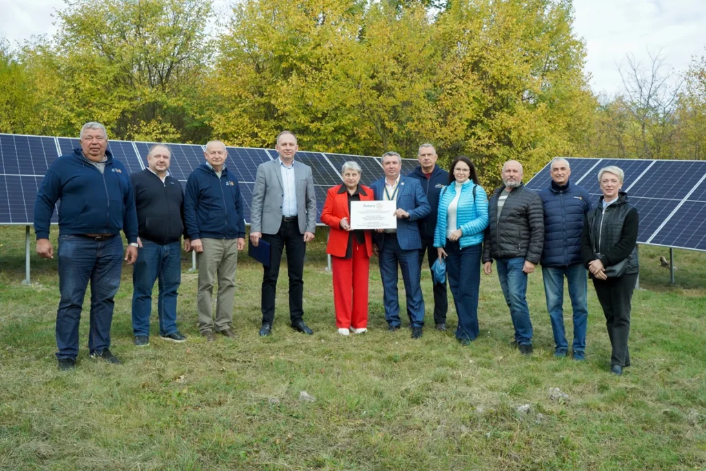 люди біля сонячних панелях