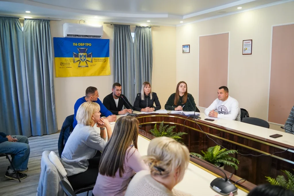 люди в залі засідань