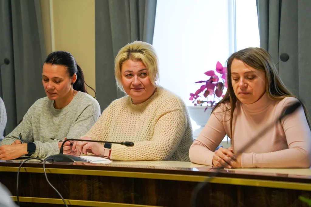 люди в залі засідань