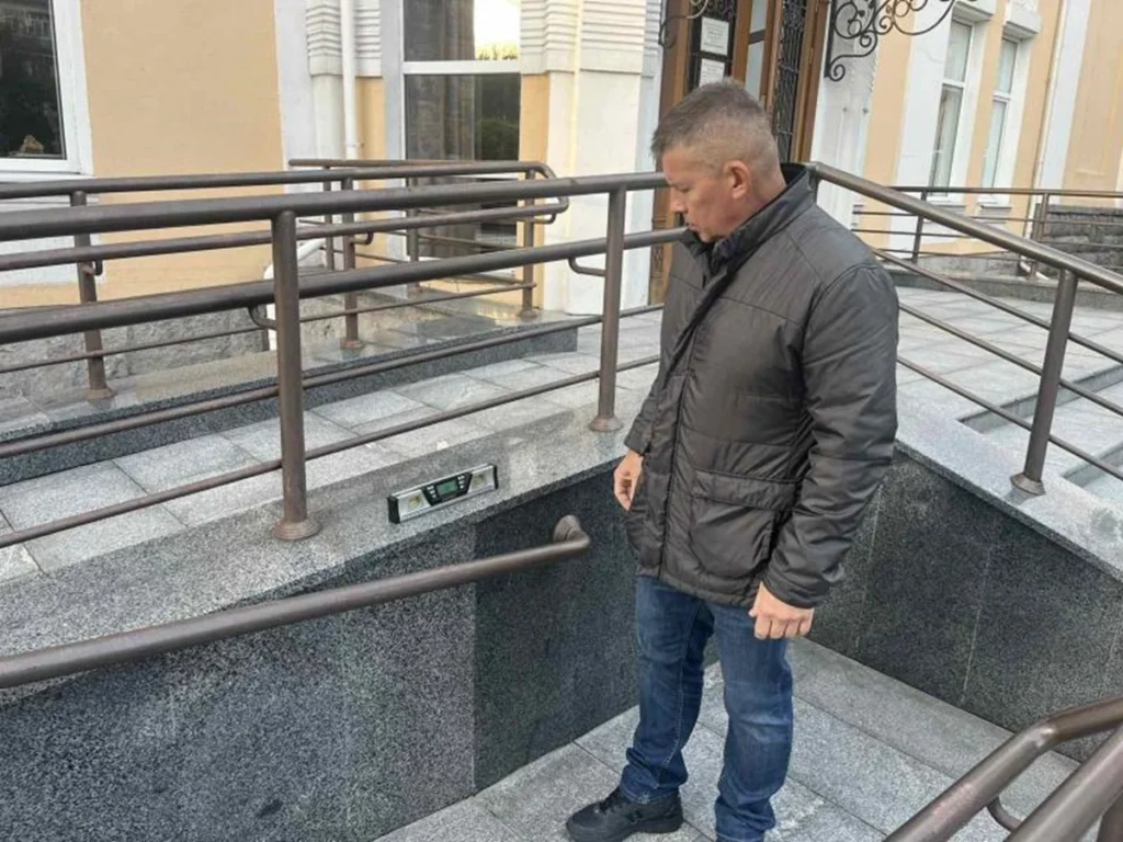 уповноважений вимірює кут нахилу з'їзду