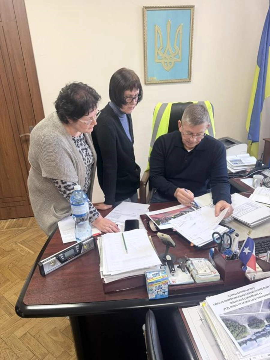 уповноважений у кабінет обговорює документи з двома жінками