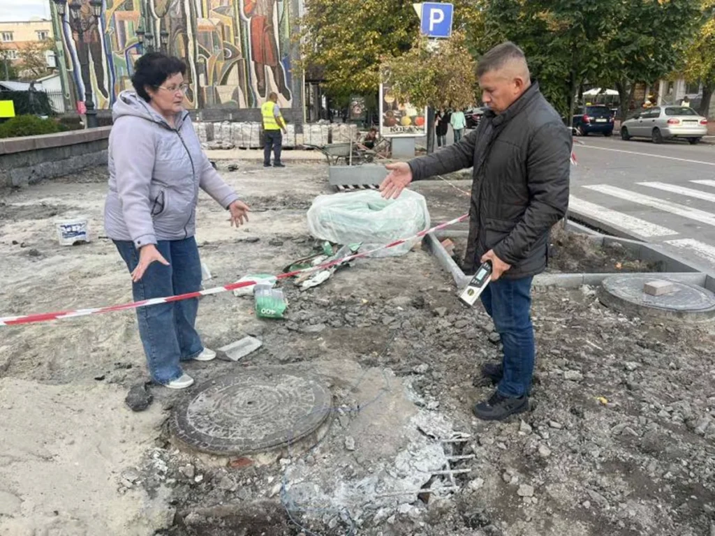 уповноважений вказує жінці на об'єкті на виявлені недоліки