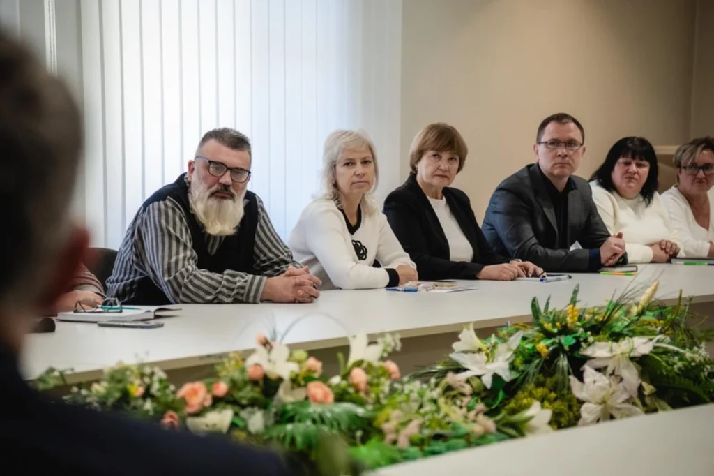 люди за столом у залі засідань