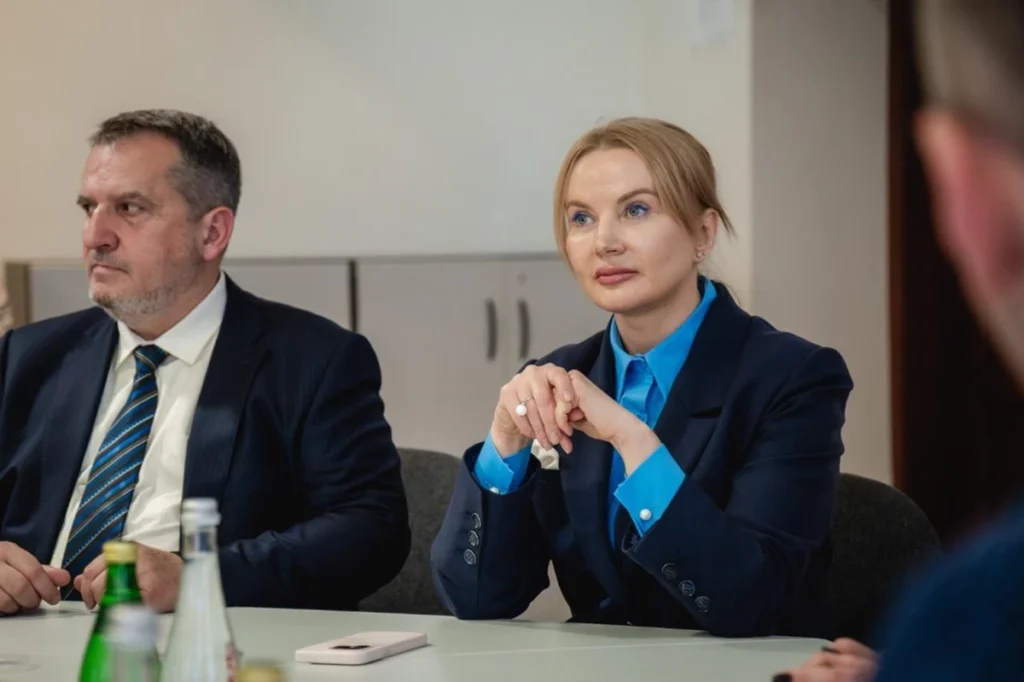 люди за столом у залі засідань