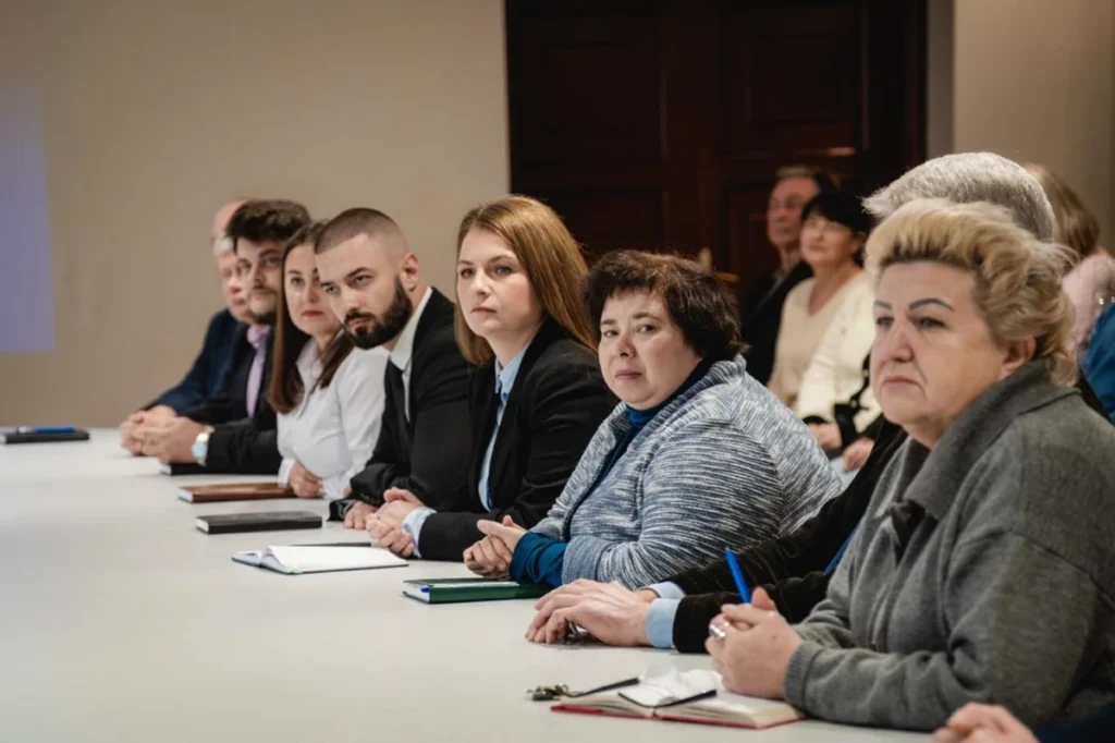 люди за столом у залі засідань