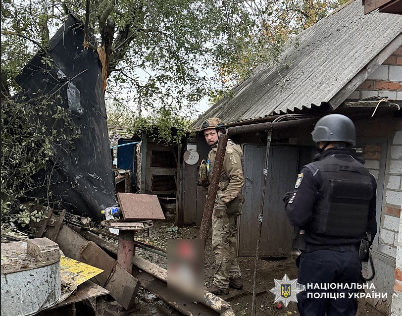 вибухотехніки вилучають із подвір'я рештки безпілотника