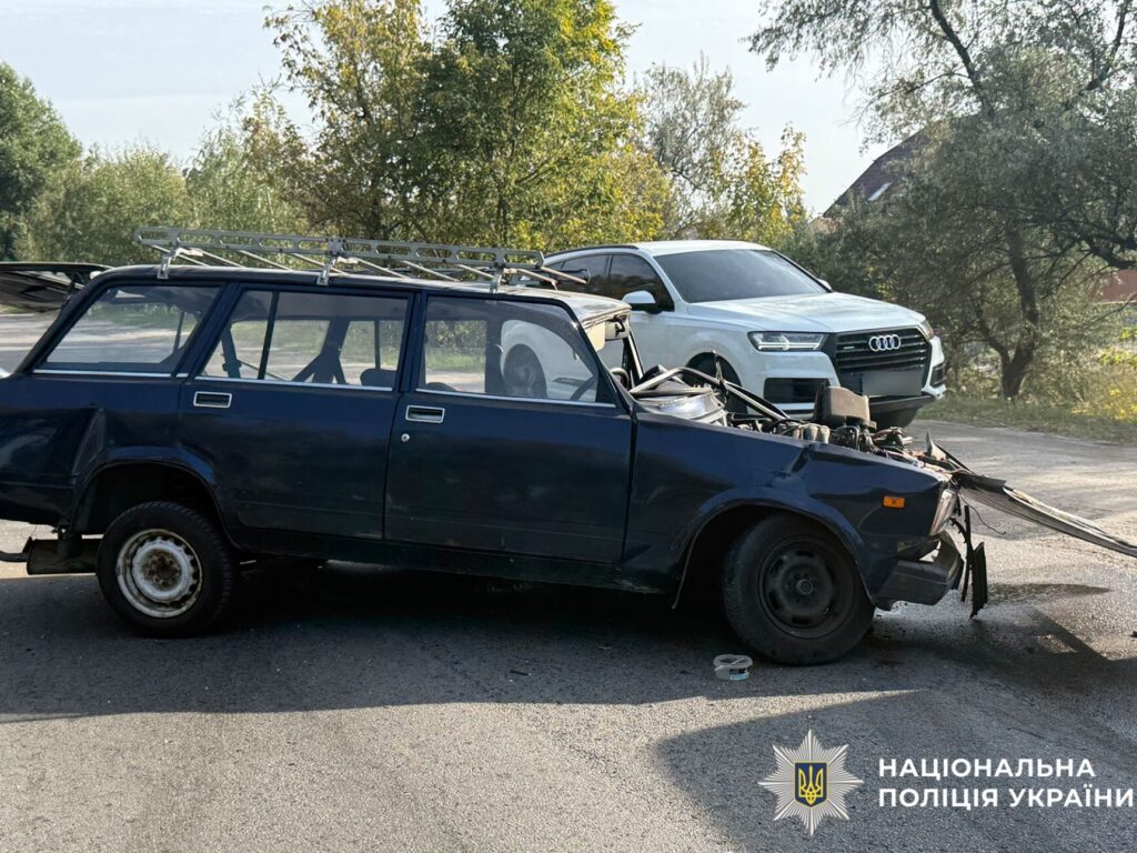 У Кременчуці зіткнулися ВАЗ та Mazda: один із керманичів помер у кареті «швидкої»