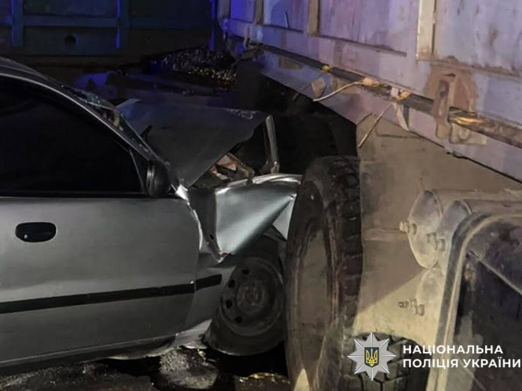 Зіткнення КамАЗа та Daewoo Lanos на Миргородщині: двоє людей загинули, троє – у лікарні
