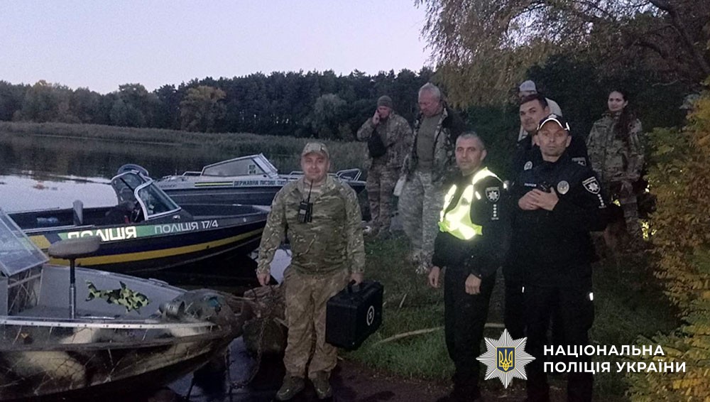 пошукова група біля човнів на лісистому березі