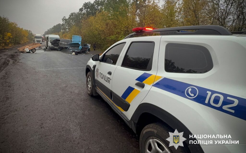 поліцейська машина на передньому плані, розбиті в аварії машини - на задньому плані