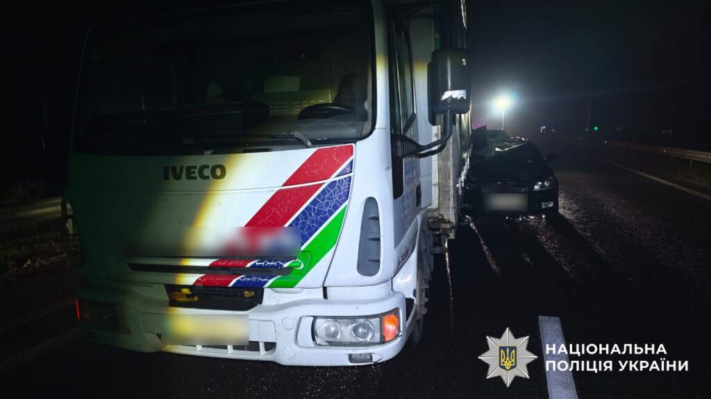 вантажівка на трасі та авто, яке в неї врізалося