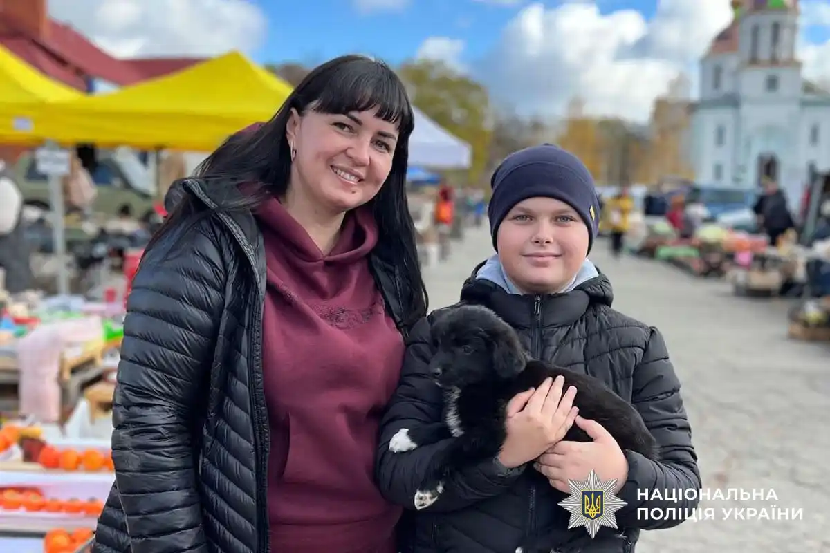 Людмила з сином, який тримає цуценя на руках