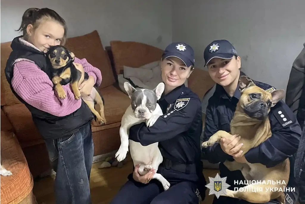діти та поліцейські з собаками
