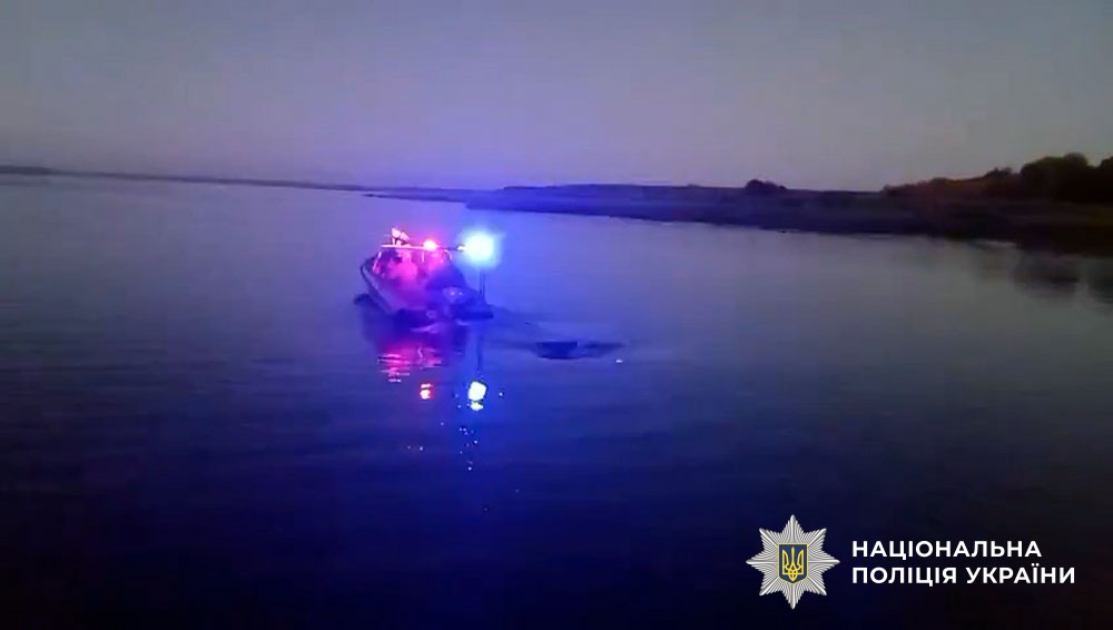 катер із сигнальними вогнями на воді
