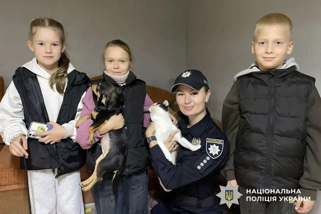 діти та поліцейські з собаками