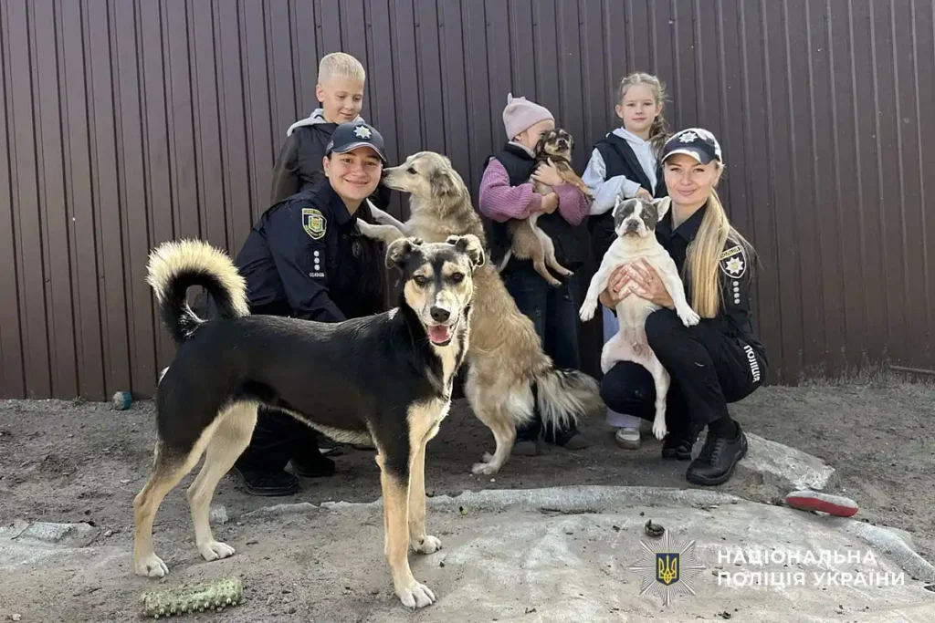 діти та поліцейські з собаками
