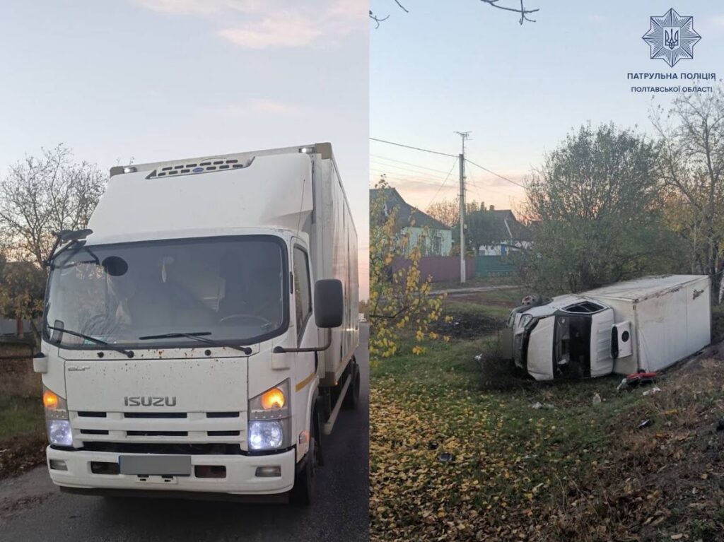 одна біла вантажівка стоїть на дорозі, друга біла вантажівка лежить на пожовклій траві біля дороги