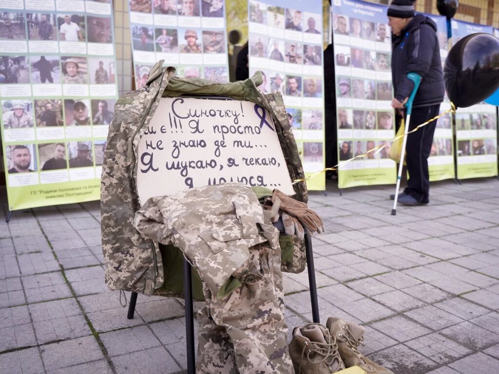 «Їхні обличчя – наш біль»: у Нових Санжарах презентували виставку про військовослужбовців із Полтавщини, які зникли безвісти або в полоні