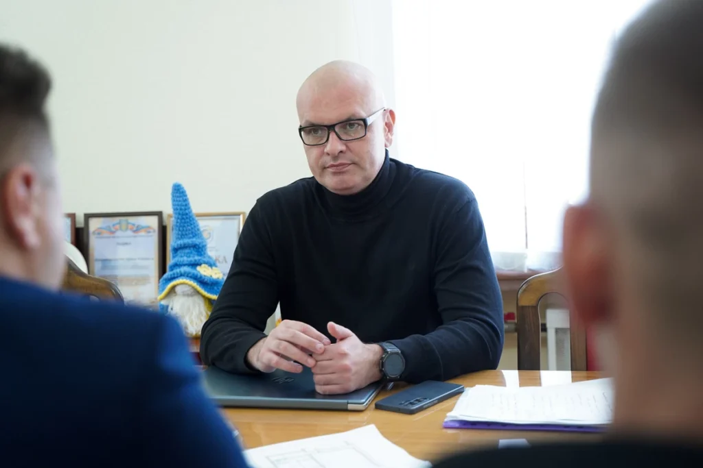 євген кончаковський за столом